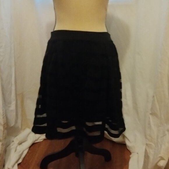 Short black skirt - Picture 1 of 5